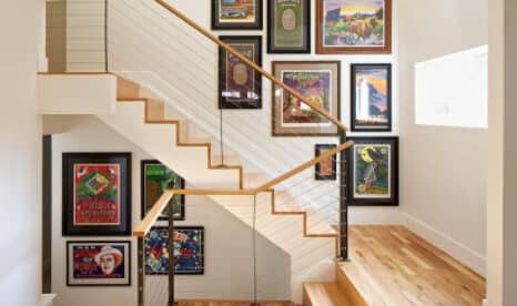 Cum amenajam peretele de pe casa scarii cu tablouri