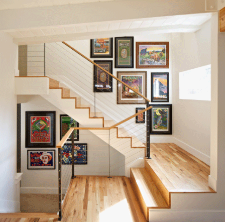 Decor cu tablouri pe casa scarii